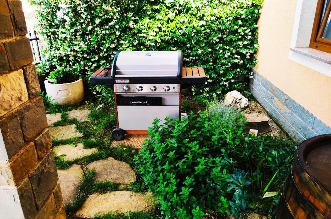 Apartment Wine & Olive Oil Mofardin