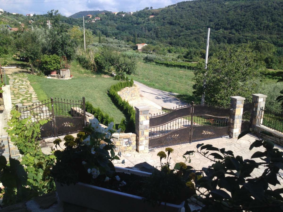 Wine & Olive Oil Mofardin Apartment *