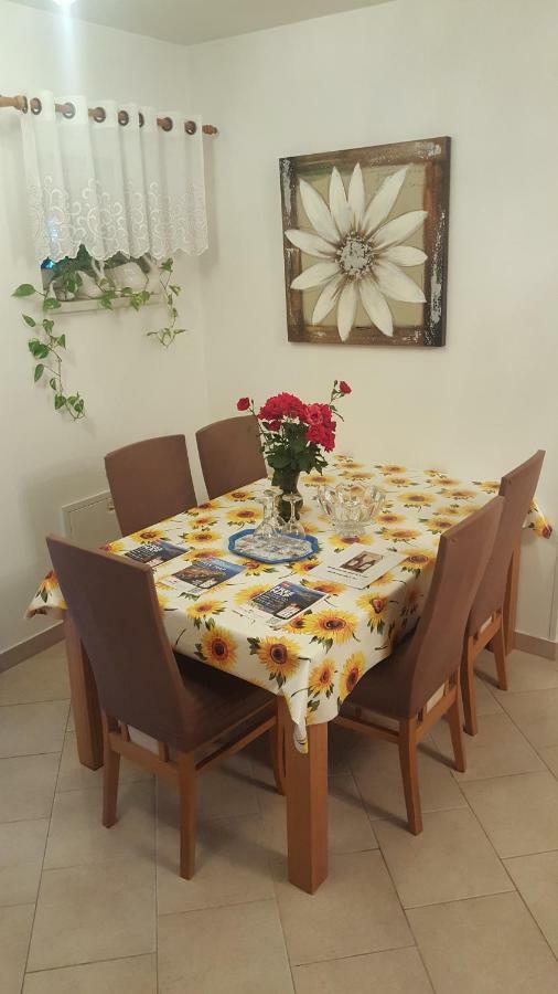 Wine & Olive Oil Mofardin Apartment *